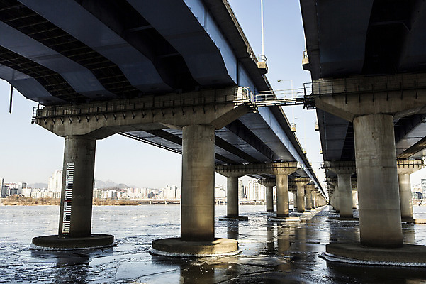 포토 JPG 주간 겨울 하늘 서울 사람없음 야외 결빙 얼음 한강 다리밑 마포대교 여의도 한파주의보 국내포토 자연요소 계절 한국 다리_건축물 자연재해 아래 랜드마크 파일형식