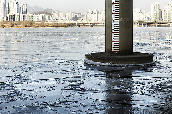 포토 JPG 주간 겨울 하늘 서울 빌딩 사람없음 야외 결빙 얼음 한강 다리밑 마포대교 여의도 한파주의보 국내포토 자연요소 계절 한국 건물 다리_건축물 자연재해 아래 랜드마크 파일형식