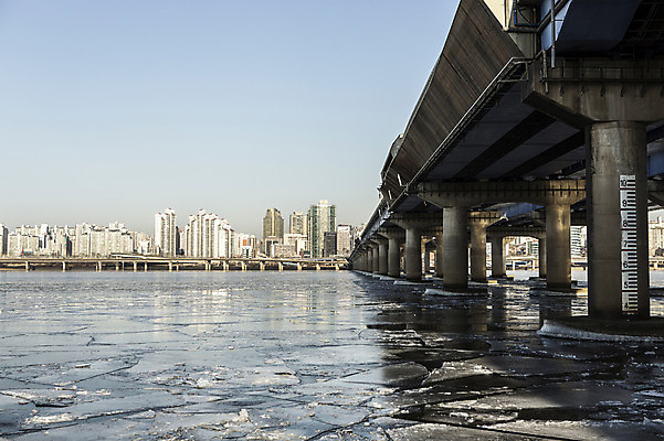 포토 JPG 주간 겨울 하늘 서울 빌딩 사람없음 야외 결빙 얼음 한강 마포대교 여의도 한파주의보 국내포토 자연요소 계절 한국 건물 다리_건축물 자연재해 랜드마크 파일형식