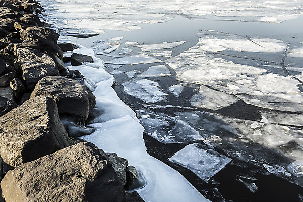포토 JPG 주간 겨울 서울 사람없음 야외 결빙 얼음 바위 한강 여의도 한파주의보 국내포토 자연요소 계절 한국 돌_바위 자연재해 랜드마크 파일형식