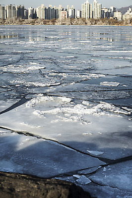 포토 JPG 주간 겨울 서울 빌딩 사람없음 야외 결빙 얼음 한강 여의도 한파주의보 국내포토 자연요소 계절 한국 건물 자연재해 랜드마크 파일형식