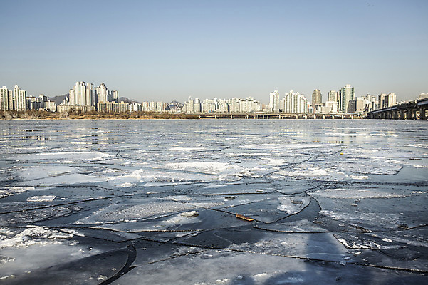 포토 JPG 주간 겨울 하늘 서울 빌딩 사람없음 야외 결빙 얼음 한강 여의도 한파주의보 국내포토 자연요소 계절 한국 건물 자연재해 랜드마크 파일형식