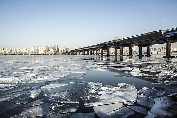 포토 JPG 주간 겨울 하늘 서울 빌딩 사람없음 야외 결빙 얼음 다리 한강 마포대교 여의도 한파주의보 국내포토 자연요소 계절 한국 건물 신체부위 다리_건축물 자연재해 랜드마크 파일형식