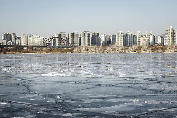 포토 JPG 주간 겨울 하늘 서울 빌딩 사람없음 야외 결빙 얼음 다리 한강 마포대교 여의도 한파주의보 국내포토 자연요소 계절 한국 건물 신체부위 다리_건축물 자연재해 랜드마크 파일형식