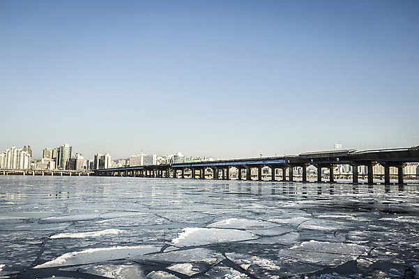 포토 JPG 주간 겨울 하늘 서울 빌딩 사람없음 야외 결빙 얼음 다리 한강 마포대교 여의도 한파주의보 국내포토 자연요소 계절 한국 건물 신체부위 다리_건축물 자연재해 랜드마크 파일형식