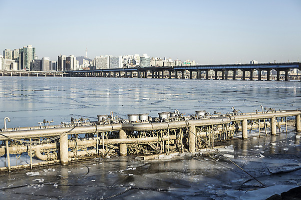 포토 JPG 주간 겨울 하늘 서울 빌딩 사람없음 야외 결빙 얼음 다리 한강 마포대교 여의도 철조물 한파주의보 국내포토 자연요소 계절 한국 건물 신체부위 다리_건축물 자연재해 랜드마크 파일형식