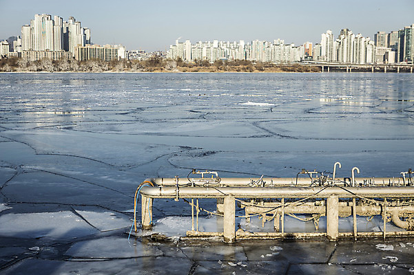 포토 JPG 주간 겨울 하늘 서울 빌딩 사람없음 야외 결빙 얼음 한강 여의도 철조물 한파주의보 국내포토 자연요소 계절 한국 건물 자연재해 랜드마크 파일형식