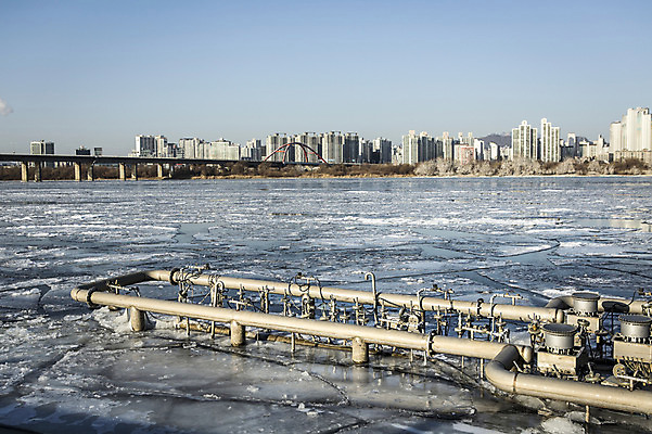 포토 JPG 주간 겨울 하늘 서울 빌딩 사람없음 야외 결빙 얼음 다리 한강 마포대교 여의도 철조물 한파주의보 국내포토 자연요소 계절 한국 건물 신체부위 다리_건축물 자연재해 랜드마크 파일형식