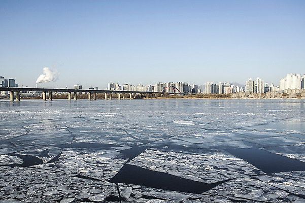 포토 JPG 주간 겨울 하늘 서울 빌딩 사람없음 야외 결빙 얼음 다리 한강 마포대교 여의도 한파주의보 국내포토 자연요소 계절 한국 건물 신체부위 다리_건축물 자연재해 랜드마크 파일형식
