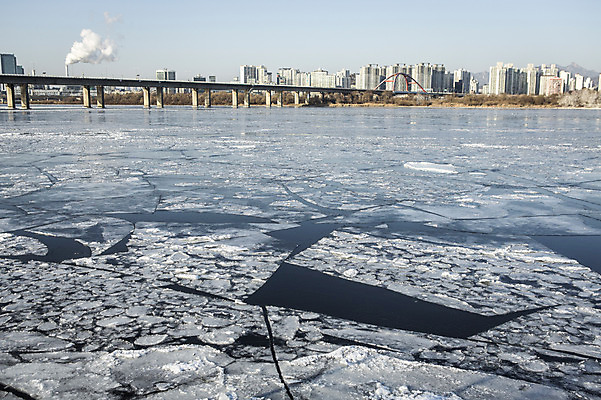 포토 JPG 주간 겨울 하늘 서울 빌딩 사람없음 야외 결빙 얼음 다리 한강 마포대교 여의도 한파주의보 국내포토 자연요소 계절 한국 건물 신체부위 다리_건축물 자연재해 랜드마크 파일형식