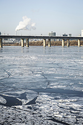포토 JPG 주간 겨울 하늘 서울 빌딩 사람없음 야외 결빙 얼음 다리 한강 마포대교 여의도 한파주의보 국내포토 자연요소 계절 한국 건물 신체부위 다리_건축물 자연재해 랜드마크 파일형식