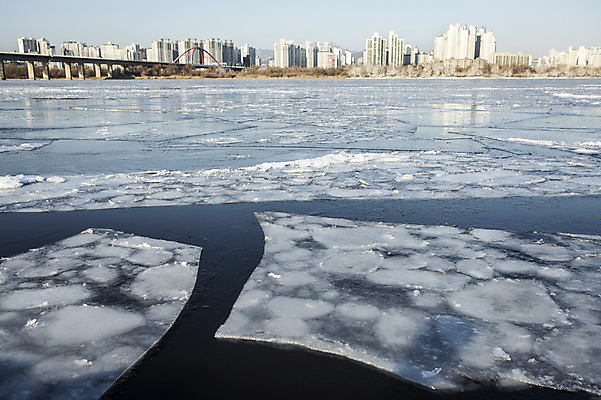 포토 JPG 주간 겨울 하늘 서울 빌딩 사람없음 야외 결빙 얼음 다리 한강 마포대교 여의도 한파주의보 국내포토 자연요소 계절 한국 건물 신체부위 다리_건축물 자연재해 랜드마크 파일형식