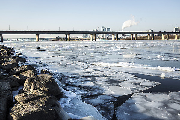 포토 JPG 주간 겨울 하늘 서울 사람없음 야외 결빙 얼음 바위 다리 한강 마포대교 여의도 한파주의보 국내포토 자연요소 계절 한국 신체부위 돌_바위 다리_건축물 자연재해 랜드마크 파일형식