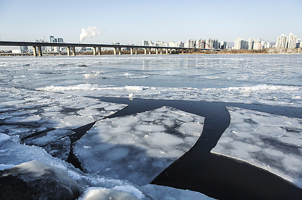 포토 JPG 주간 겨울 하늘 서울 빌딩 사람없음 야외 결빙 얼음 다리 한강 마포대교 여의도 한파주의보 국내포토 자연요소 계절 한국 건물 신체부위 다리_건축물 자연재해 랜드마크 파일형식