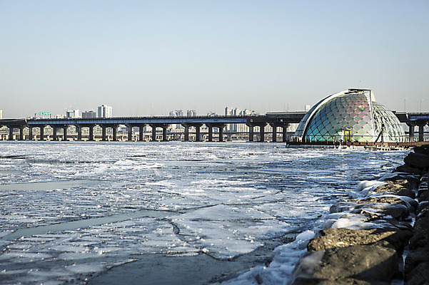 포토 JPG 주간 겨울 하늘 서울 사람없음 야외 조형물 결빙 얼음 다리 한강 마포대교 여의도 한파주의보 국내포토 자연요소 계절 한국 미술 신체부위 다리_건축물 자연재해 랜드마크 파일형식