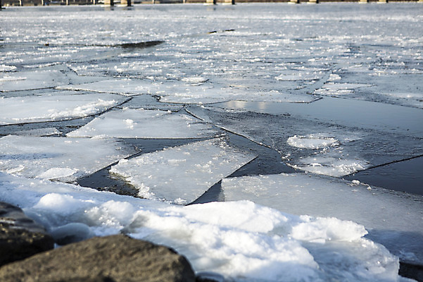 포토 JPG 주간 겨울 서울 사람없음 야외 결빙 얼음 한강 여의도 한파주의보 국내포토 자연요소 계절 한국 자연재해 랜드마크 파일형식