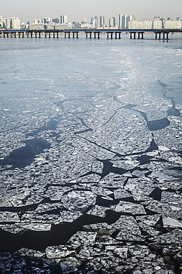 포토 JPG 주간 겨울 하늘 서울 빌딩 사람없음 야외 결빙 얼음 다리 한강 마포대교 여의도 한파주의보 국내포토 자연요소 계절 한국 건물 신체부위 다리_건축물 자연재해 랜드마크 파일형식