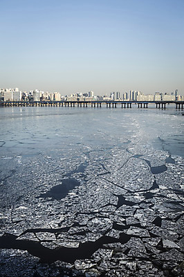 포토 JPG 주간 겨울 하늘 서울 빌딩 사람없음 야외 결빙 얼음 다리 한강 마포대교 여의도 한파주의보 국내포토 자연요소 계절 한국 건물 신체부위 다리_건축물 자연재해 랜드마크 파일형식