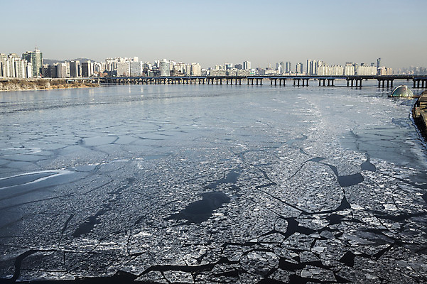 포토 JPG 주간 겨울 하늘 서울 빌딩 사람없음 야외 결빙 얼음 다리 한강 마포대교 여의도 한파주의보 국내포토 자연요소 계절 한국 건물 신체부위 다리_건축물 자연재해 랜드마크 파일형식
