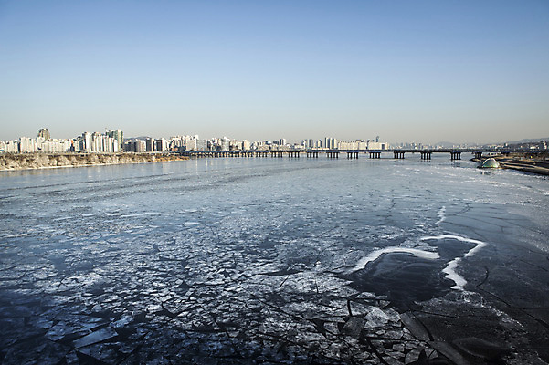 포토 JPG 주간 겨울 하늘 서울 빌딩 사람없음 야외 결빙 얼음 다리 한강 마포대교 여의도 한파주의보 국내포토 자연요소 계절 한국 건물 신체부위 다리_건축물 자연재해 랜드마크 파일형식