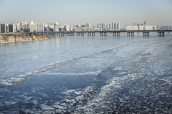 포토 JPG 주간 겨울 하늘 서울 빌딩 사람없음 야외 결빙 얼음 다리 한강 마포대교 여의도 한파주의보 국내포토 자연요소 계절 한국 건물 신체부위 다리_건축물 자연재해 랜드마크 파일형식