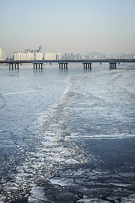 포토 JPG 주간 겨울 하늘 서울 빌딩 사람없음 야외 결빙 얼음 다리 한강 마포대교 여의도 한파주의보 국내포토 자연요소 계절 한국 건물 신체부위 다리_건축물 자연재해 랜드마크 파일형식
