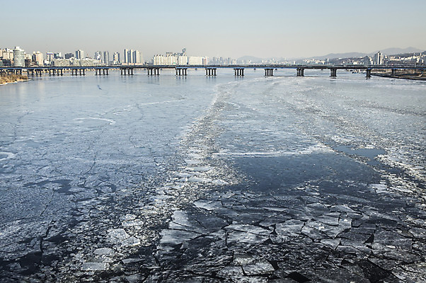 포토 JPG 주간 겨울 하늘 서울 빌딩 사람없음 야외 결빙 얼음 다리 한강 마포대교 여의도 한파주의보 국내포토 자연요소 계절 한국 건물 신체부위 다리_건축물 자연재해 랜드마크 파일형식
