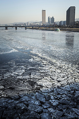 포토 JPG 주간 겨울 하늘 서울 사람없음 야외 결빙 얼음 고층빌딩 다리 한강 63빌딩 마포대교 여의도 한파주의보 국내포토 자연요소 계절 한국 빌딩 신체부위 다리_건축물 자연재해 랜드마크 파일형식