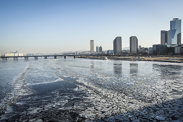 포토 JPG 주간 겨울 하늘 서울 빌딩 사람없음 야외 결빙 얼음 고층빌딩 다리 한강 63빌딩 마포대교 여의도 한파주의보 국내포토 자연요소 계절 한국 건물 신체부위 다리_건축물 자연재해 랜드마크 파일형식