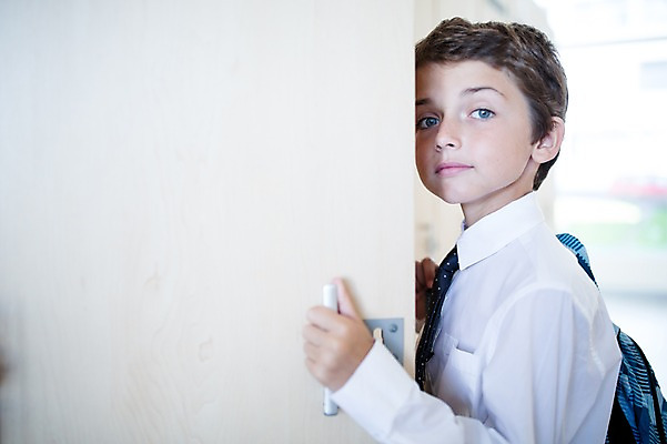 포토 JPG 서양인 외국인 학생 응시 남자 교복 어린이 가방 학교 실내 한명 서기 상반신 앞모습 10대 스쿨라이프 문 오픈 복도 십대남자한명만 국내포토 1 라이프스타일 시선 잡화 옷 교육 뷰포인트 모션 청소년 사람 인종 내부 남자한명만 십대남자만 파일형식