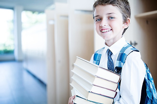 포토 JPG 서양인 외국인 학생 응시 남자 교복 어린이 가방 학교 실내 한명 서기 웃음 들기 상반신 앞모습 10대 책 스쿨라이프 복도 십대남자한명만 국내포토 1 라이프스타일 시선 잡화 옷 교육 뷰포인트 모션 청소년 표정 사람 인종 내부 남자한명만 십대남자만 파일형식