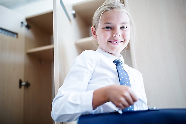 포토 JPG 서양인 외국인 학생 응시 여자 교복 어린이 가방 학교 실내 한명 서기 웃음 상반신 앞모습 10대 스쿨라이프 복도 사물함 십대여자한명만 국내포토 1 라이프스타일 시선 잡화 옷 교육 뷰포인트 모션 청소년 표정 사람 인종 내부 여자한명만 십대여자만 파일형식