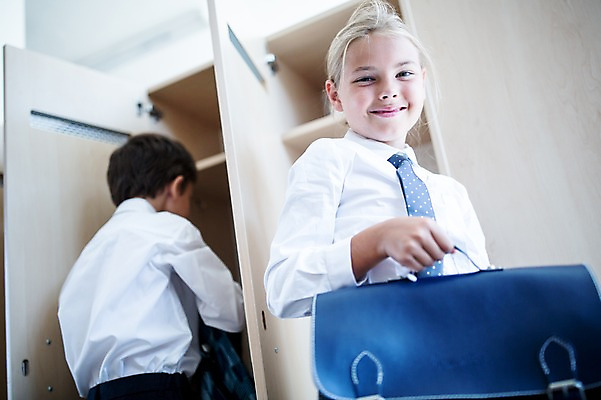 포토 JPG 서양인 외국인 학생 응시 여자 남자 교복 어린이 로우앵글 가방 학교 실내 서기 웃음 상반신 두명 앞모습 뒷모습 10대 친구 스쿨라이프 복도 사물함 국내포토 라이프스타일 시선 잡화 옷 교육 뷰포인트 관계 모션 청소년 표정 사람 인종 내부 파일형식