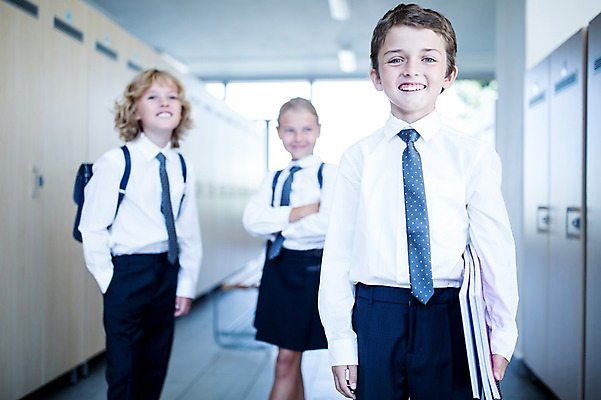 포토 JPG 서양인 외국인 학생 응시 여자 남자 교복 어린이 가방 학교 실내 서기 웃음 들기 상반신 앞모습 아웃포커스 10대 세명 친구 스쿨라이프 복도 사물함 국내포토 라이프스타일 시선 잡화 옷 교육 뷰포인트 관계 모션 청소년 촬영기법 표정 사람 인종 내부 파일형식