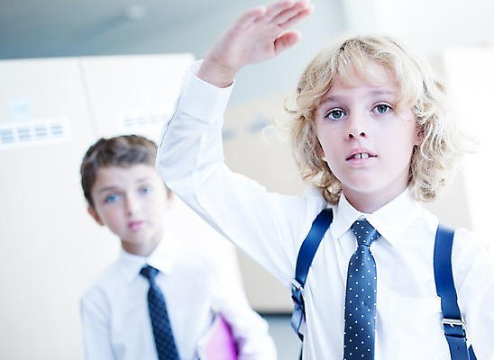 포토 JPG 서양인 외국인 학생 응시 남자 교복 어린이 가방 학교 실내 서기 상반신 두명 앞모습 아웃포커스 10대 친구 스쿨라이프 손들기 복도 십대남자만 국내포토 라이프스타일 시선 잡화 옷 교육 뷰포인트 관계 모션 청소년 촬영기법 사람 인종 내부 남자만 십대만 파일형식