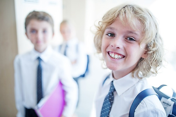 포토 JPG 서양인 외국인 학생 응시 남자 교복 어린이 가방 학교 실내 서기 웃음 들기 상반신 앞모습 아웃포커스 10대 책 세명 친구 스쿨라이프 복도 국내포토 라이프스타일 시선 잡화 옷 교육 뷰포인트 관계 모션 청소년 촬영기법 표정 사람 인종 내부 파일형식