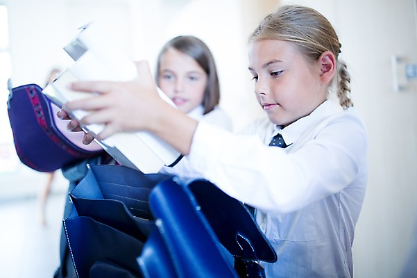 포토 JPG 서양인 외국인 학생 응시 여자 교복 어린이 가방 학교 실내 서기 상반신 두명 옆모습 10대 친구 스쿨라이프 복도 찾기 국내포토 라이프스타일 시선 잡화 옷 교육 뷰포인트 관계 모션 청소년 사람 인종 내부 파일형식