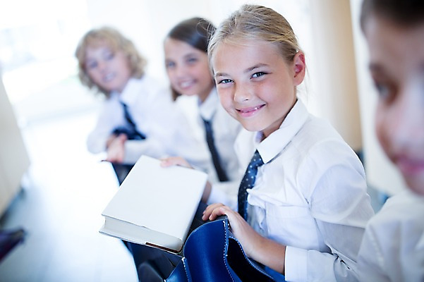 포토 JPG 서양인 외국인 학생 응시 여자 남자 교복 어린이 가방 학교 실내 웃음 앉기 여러명 상반신 옆모습 10대 친구 스쿨라이프 복도 국내포토 라이프스타일 시선 잡화 옷 교육 뷰포인트 다수 관계 모션 청소년 표정 사람 인종 내부 파일형식