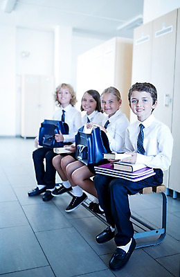 포토 JPG 전신 서양인 외국인 학생 응시 여자 남자 어린이 의자 가방 학교 실내 웃음 앉기 여러명 앞모습 10대 친구 스쿨라이프 공책 복도 국내포토 라이프스타일 시선 잡화 교육 뷰포인트 가구 다수 관계 모션 청소년 문구용품 표정 사람 인종 내부 파일형식