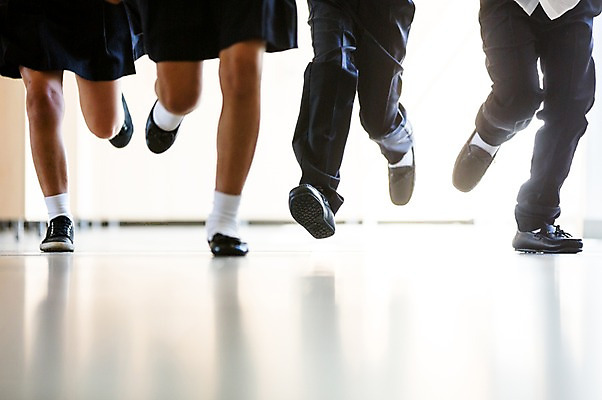 포토 JPG 서양인 외국인 학생 여자 남자 어린이 학교 실내 서기 여러명 앞모습 10대 친구 달리기 스쿨라이프 하반신 다리 복도 국내포토 라이프스타일 교육 뷰포인트 다수 관계 모션 청소년 사람 인종 내부 신체부위 파일형식