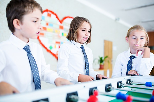 포토 JPG 서양인 외국인 학생 응시 여자 남자 어린이 학교 놀이 실내 서기 상반신 앞모습 옆모습 10대 세명 친구 장난감 스쿨라이프 집중 축구게임 국내포토 라이프스타일 시선 교육 뷰포인트 컨셉 관계 모션 청소년 사람 인종 내부 게임 파일형식