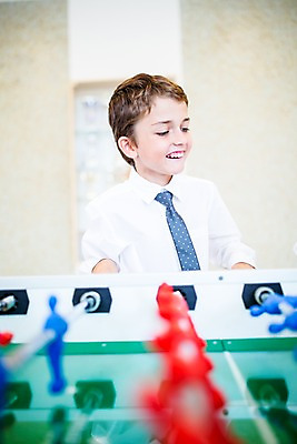 포토 JPG 서양인 외국인 학생 남자 어린이 학교 놀이 실내 한명 서기 웃음 상반신 앞모습 아웃포커스 10대 장난감 스쿨라이프 즐거움 축구게임 십대남자한명만 국내포토 1 라이프스타일 교육 감정 뷰포인트 모션 청소년 촬영기법 표정 사람 인종 내부 게임 남자한명만 십대남자만 파일형식