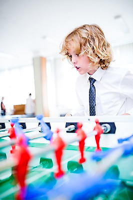 포토 JPG 서양인 외국인 학생 응시 남자 어린이 학교 놀이 실내 한명 서기 웃음 상반신 옆모습 아웃포커스 10대 장난감 스쿨라이프 집중 축구게임 십대남자한명만 국내포토 1 라이프스타일 시선 교육 뷰포인트 컨셉 모션 청소년 촬영기법 표정 사람 인종 내부 게임 남자한명만 십대남자만 파일형식
