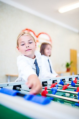 포토 JPG 서양인 외국인 학생 응시 여자 어린이 학교 놀이 실내 서기 상반신 두명 앞모습 아웃포커스 10대 친구 장난감 스쿨라이프 집중 축구게임 십대여자만 국내포토 라이프스타일 시선 교육 뷰포인트 컨셉 관계 모션 청소년 촬영기법 사람 인종 내부 게임 여자만 십대만 파일형식