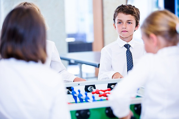 포토 JPG 서양인 외국인 학생 응시 여자 남자 어린이 학교 놀이 실내 서기 상반신 앞모습 뒷모습 아웃포커스 10대 세명 친구 장난감 스쿨라이프 집중 축구게임 국내포토 라이프스타일 시선 교육 뷰포인트 컨셉 관계 모션 청소년 촬영기법 사람 인종 내부 게임 파일형식