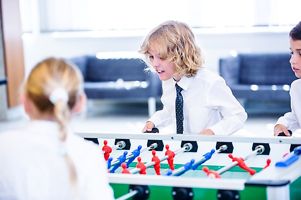 포토 JPG 서양인 외국인 학생 응시 여자 남자 어린이 학교 놀이 실내 서기 상반신 옆모습 뒷모습 아웃포커스 10대 세명 친구 장난감 스쿨라이프 집중 축구게임 국내포토 라이프스타일 시선 교육 뷰포인트 컨셉 관계 모션 청소년 촬영기법 사람 인종 내부 게임 파일형식