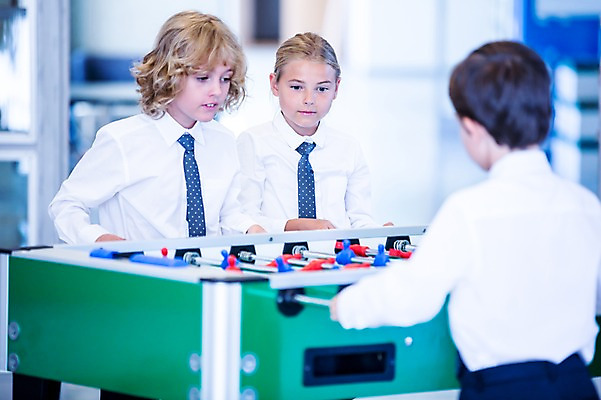 포토 JPG 서양인 외국인 학생 응시 여자 남자 어린이 학교 놀이 실내 서기 상반신 뒷모습 아웃포커스 10대 세명 친구 장난감 스쿨라이프 집중 축구게임 국내포토 라이프스타일 시선 교육 뷰포인트 컨셉 관계 모션 청소년 촬영기법 사람 인종 내부 게임 파일형식