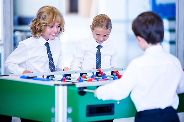 포토 JPG 서양인 외국인 학생 응시 여자 남자 어린이 학교 놀이 실내 서기 웃음 상반신 앞모습 뒷모습 아웃포커스 10대 세명 친구 장난감 스쿨라이프 집중 축구게임 국내포토 라이프스타일 시선 교육 뷰포인트 컨셉 관계 모션 청소년 촬영기법 표정 사람 인종 내부 게임 파일형식