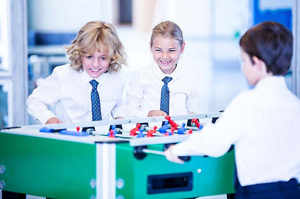 포토 JPG 서양인 외국인 학생 응시 여자 남자 어린이 학교 놀이 실내 서기 웃음 상반신 앞모습 뒷모습 아웃포커스 10대 세명 친구 장난감 스쿨라이프 집중 축구게임 국내포토 라이프스타일 시선 교육 뷰포인트 컨셉 관계 모션 청소년 촬영기법 표정 사람 인종 내부 게임 파일형식