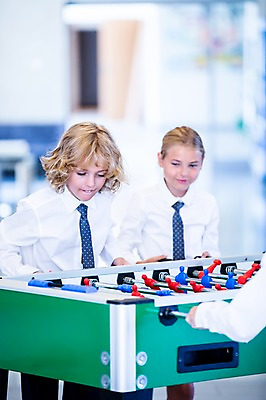 포토 JPG 서양인 외국인 학생 응시 여자 남자 어린이 학교 놀이 실내 서기 웃음 상반신 두명 앞모습 10대 친구 장난감 스쿨라이프 집중 축구게임 국내포토 라이프스타일 시선 교육 뷰포인트 컨셉 관계 모션 청소년 표정 사람 인종 내부 게임 파일형식